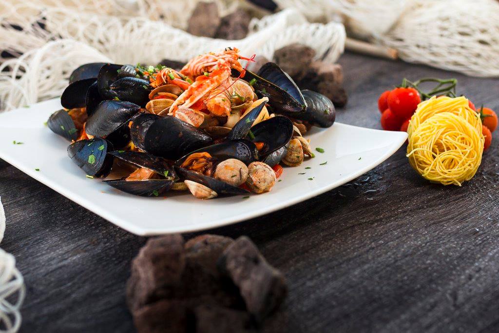 Piatto di mare con cozze vongole e scampi
