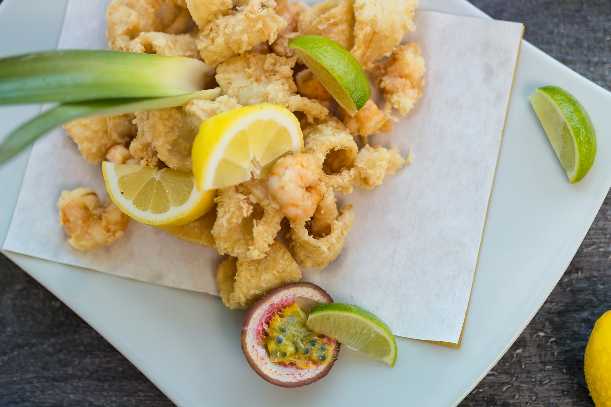 Fritto misto di calamari e gamberi