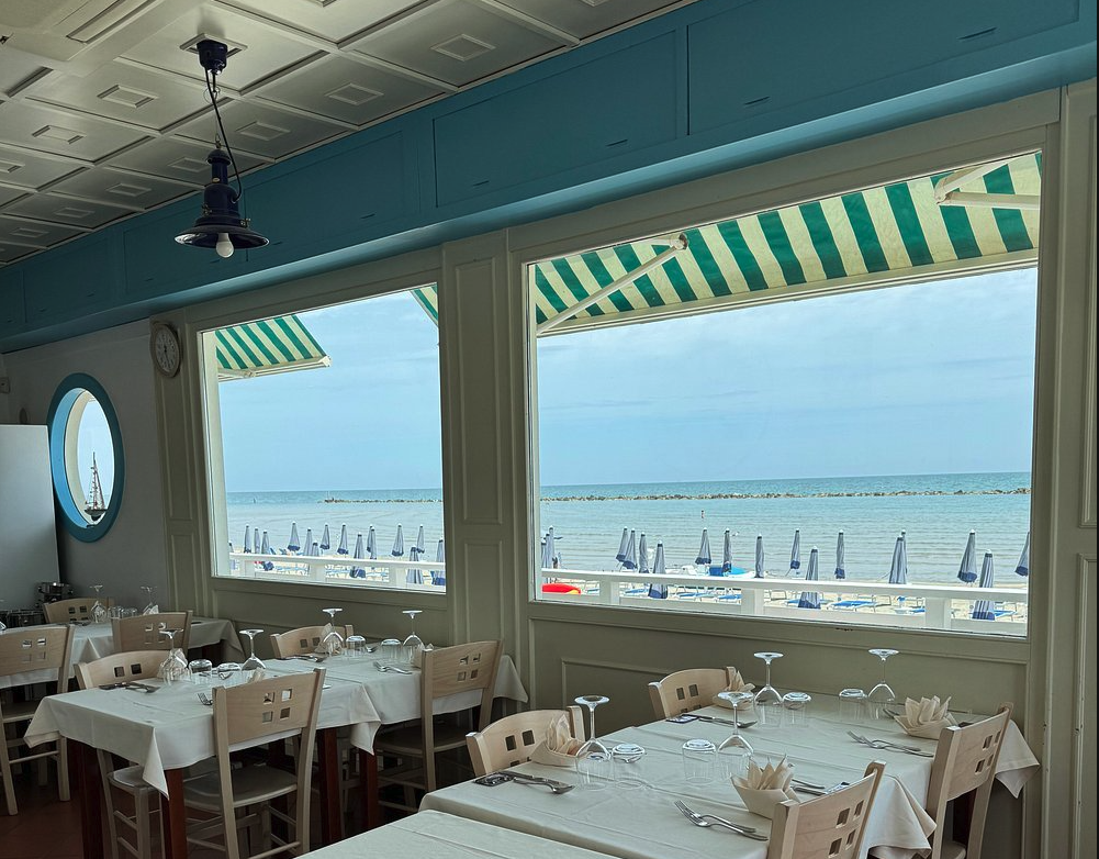 Sala interna del ristorante con vista mare