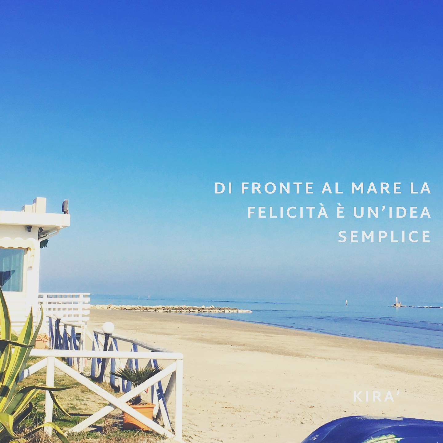 Spiaggia con ombrelloni e vista mare al Kirà